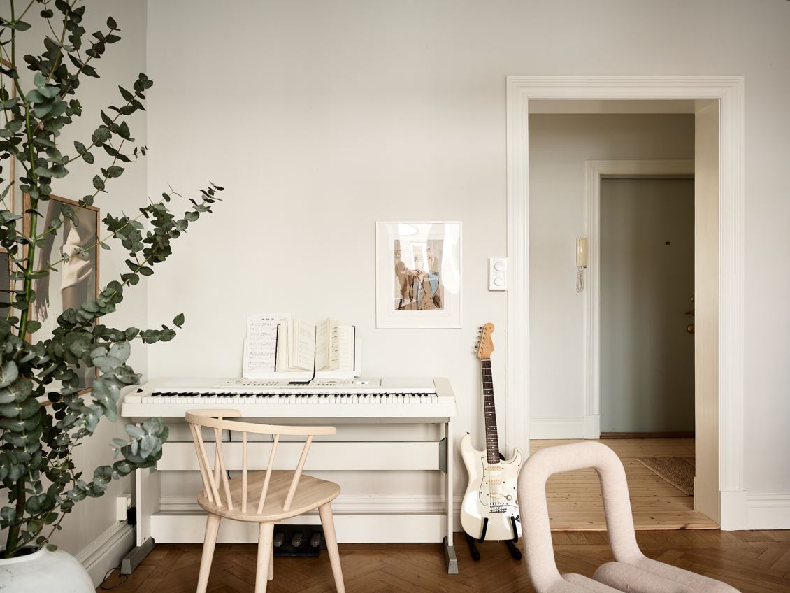 salon avec chaise moustache bold rose