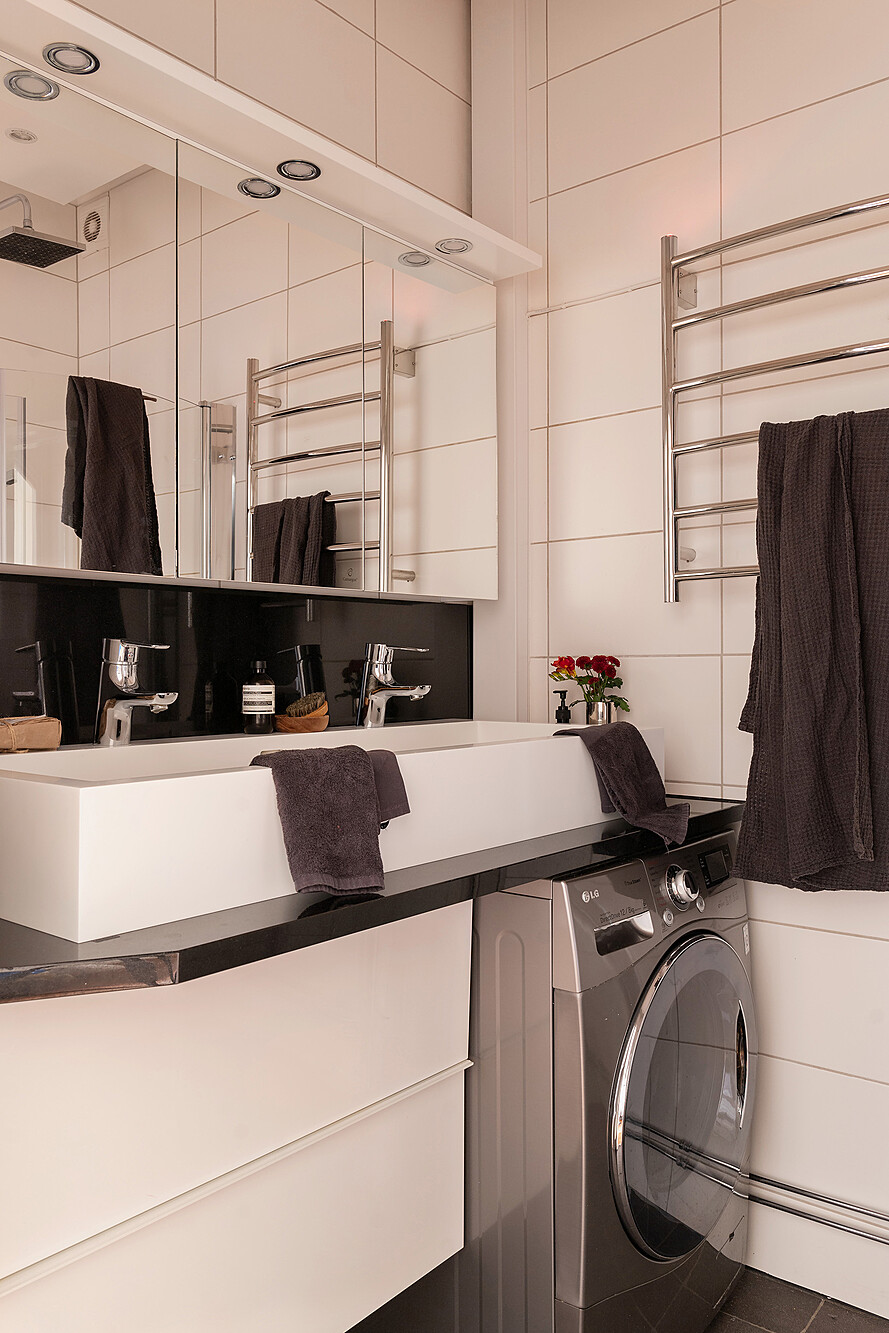 salle de bain design blanche et noire avec machine à laver