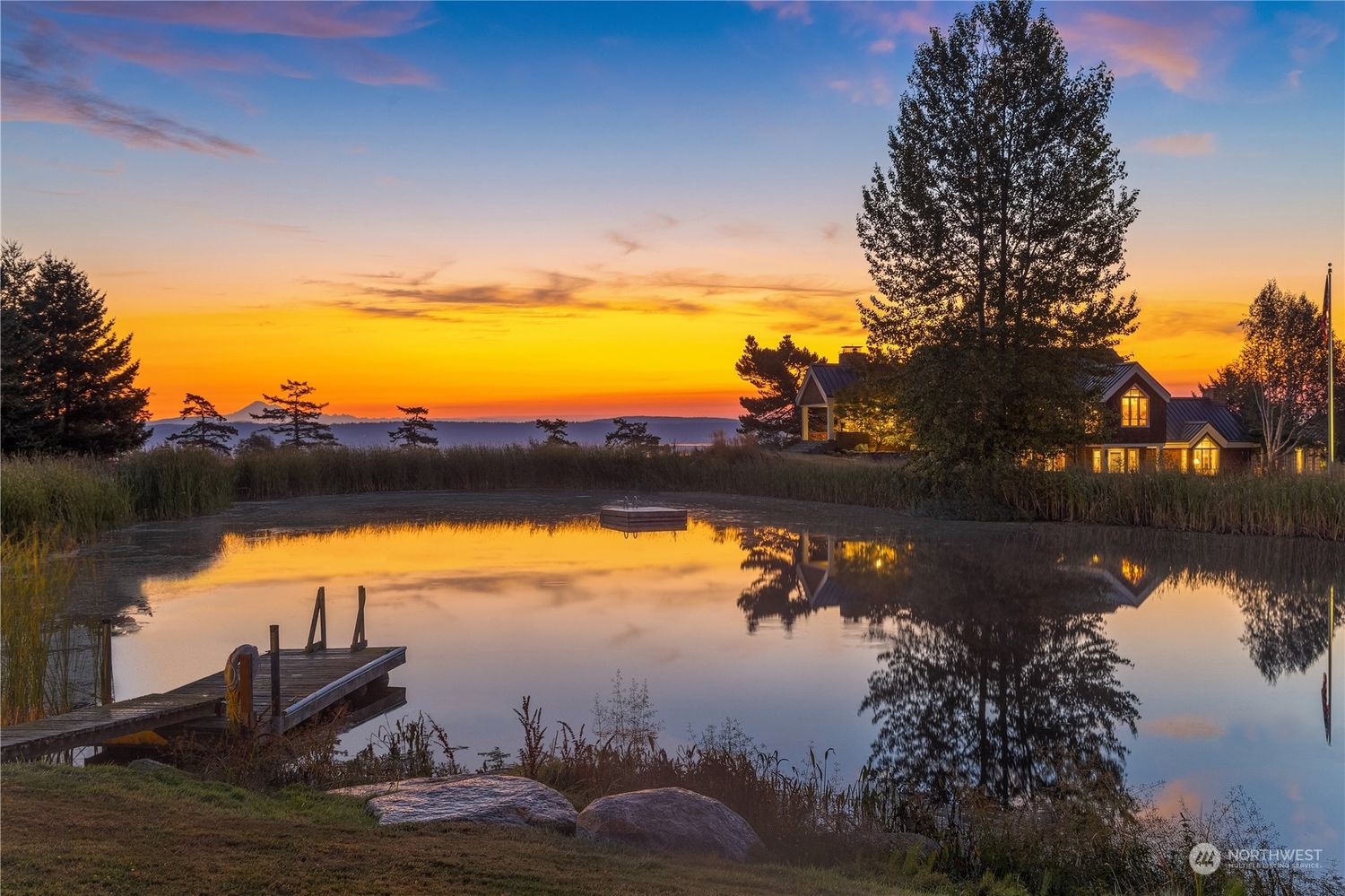 étang avec ponton coucher de soleil étang avec ponton coucher de soleil