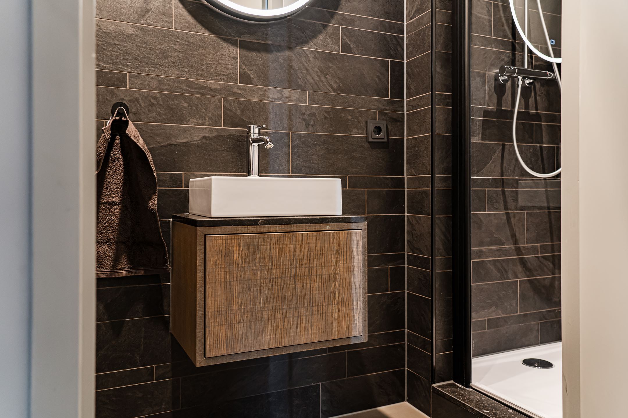 salle de bain noire et bois