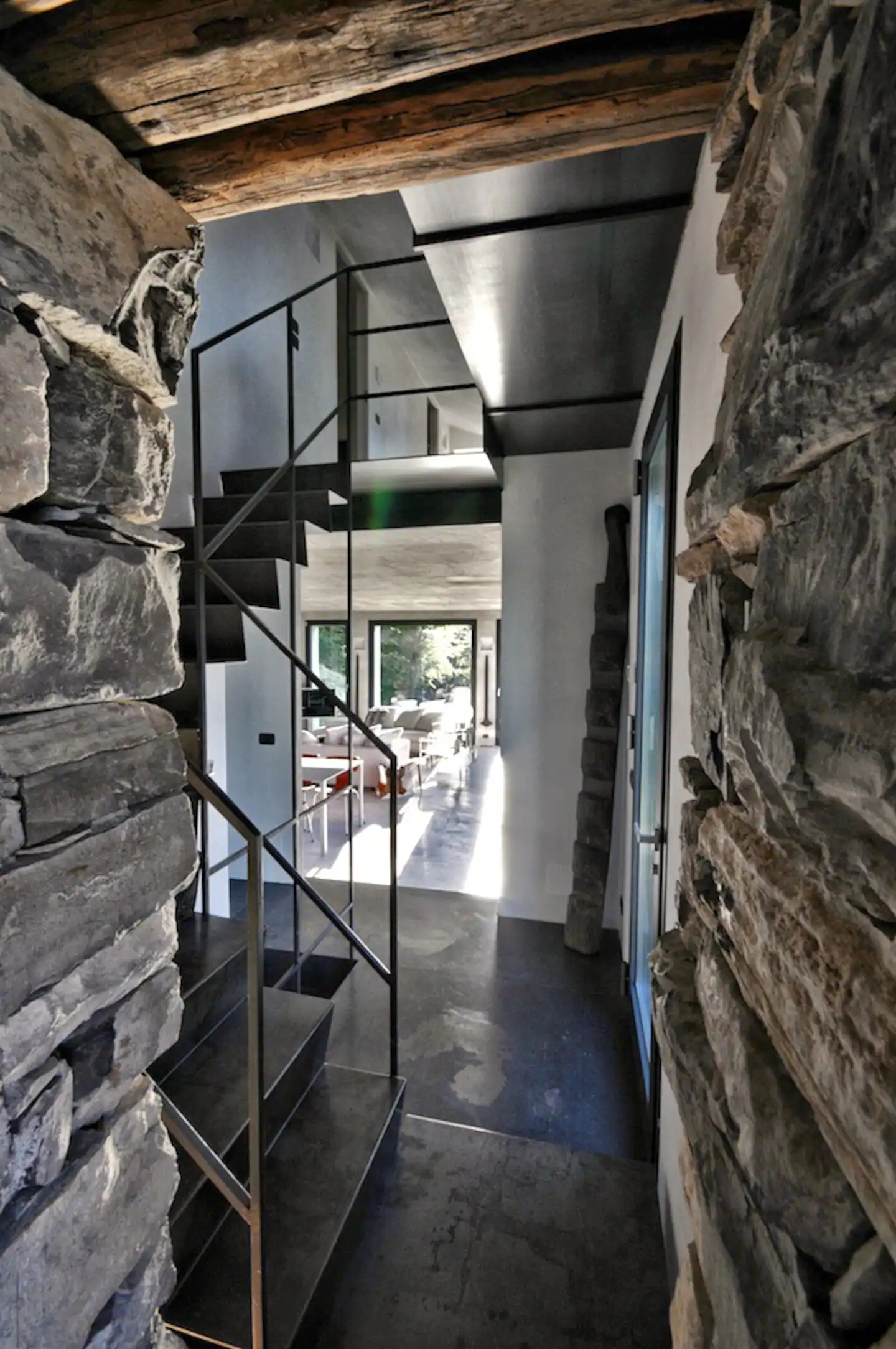 escalier acier design dans maison ancienne rénovée escalier acier design dans maison ancienne rénovée