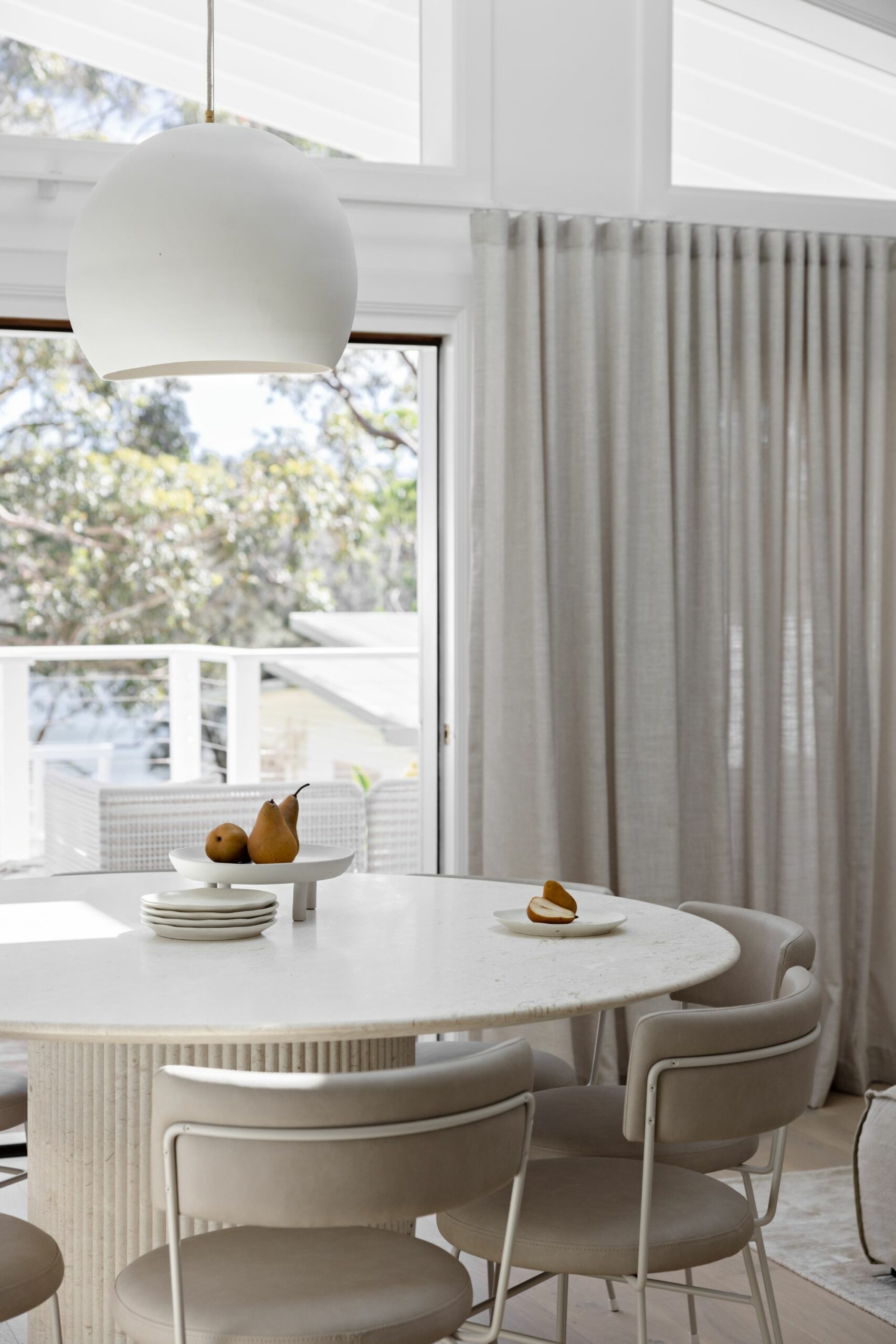 salle à manger beige et blanche décoration design
