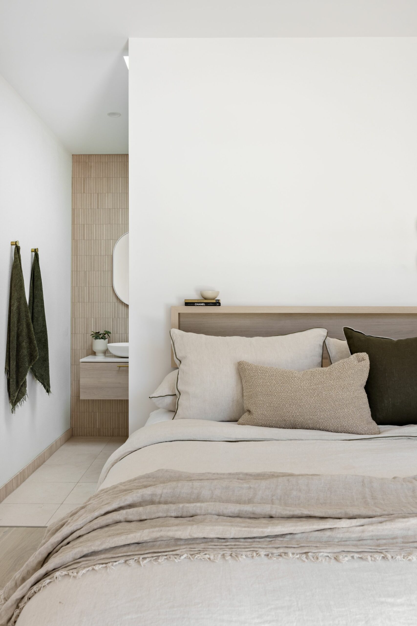 chambre avec salle de bain décoration naturelle