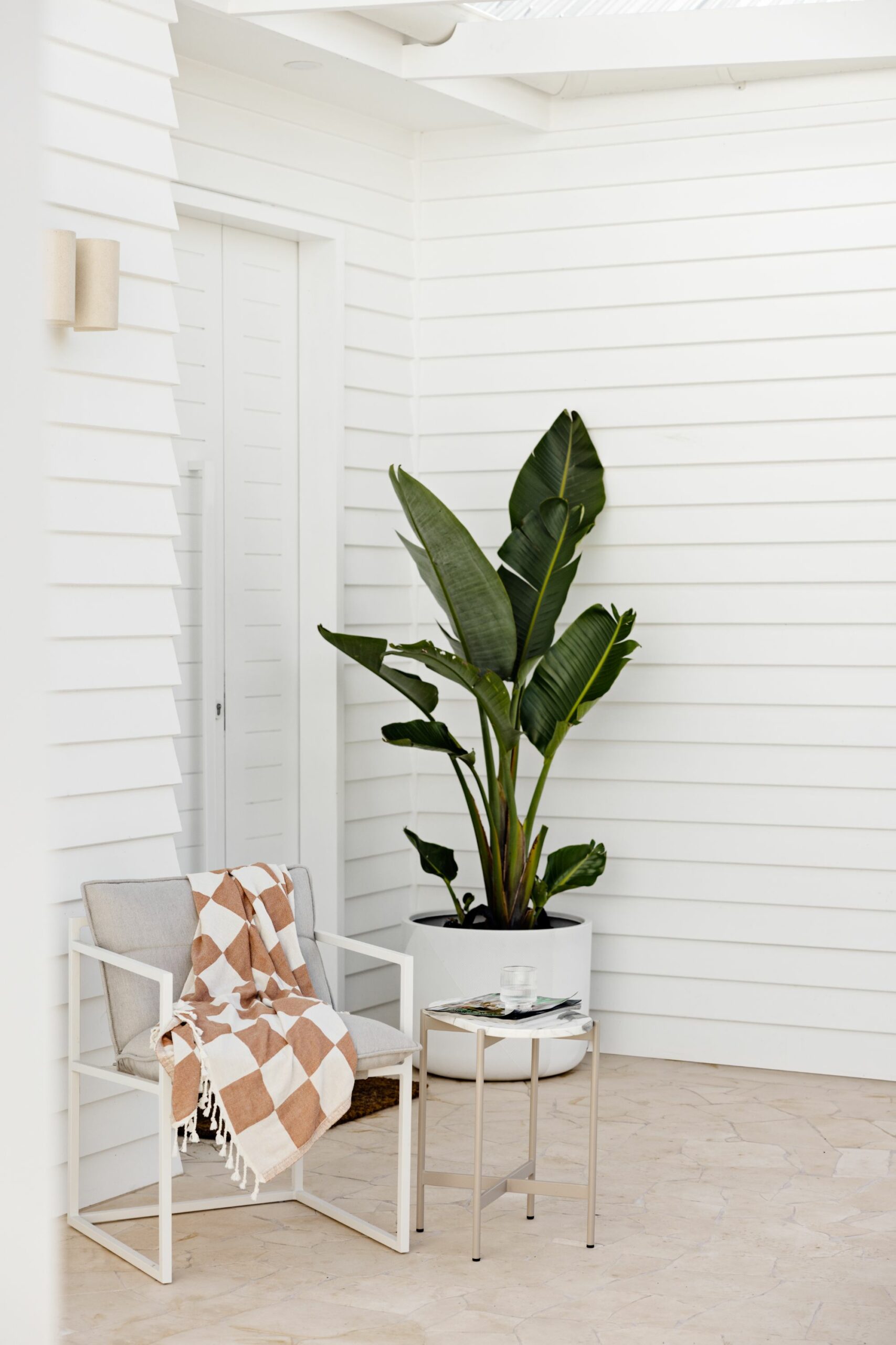 entrée maison en bois façade blanche