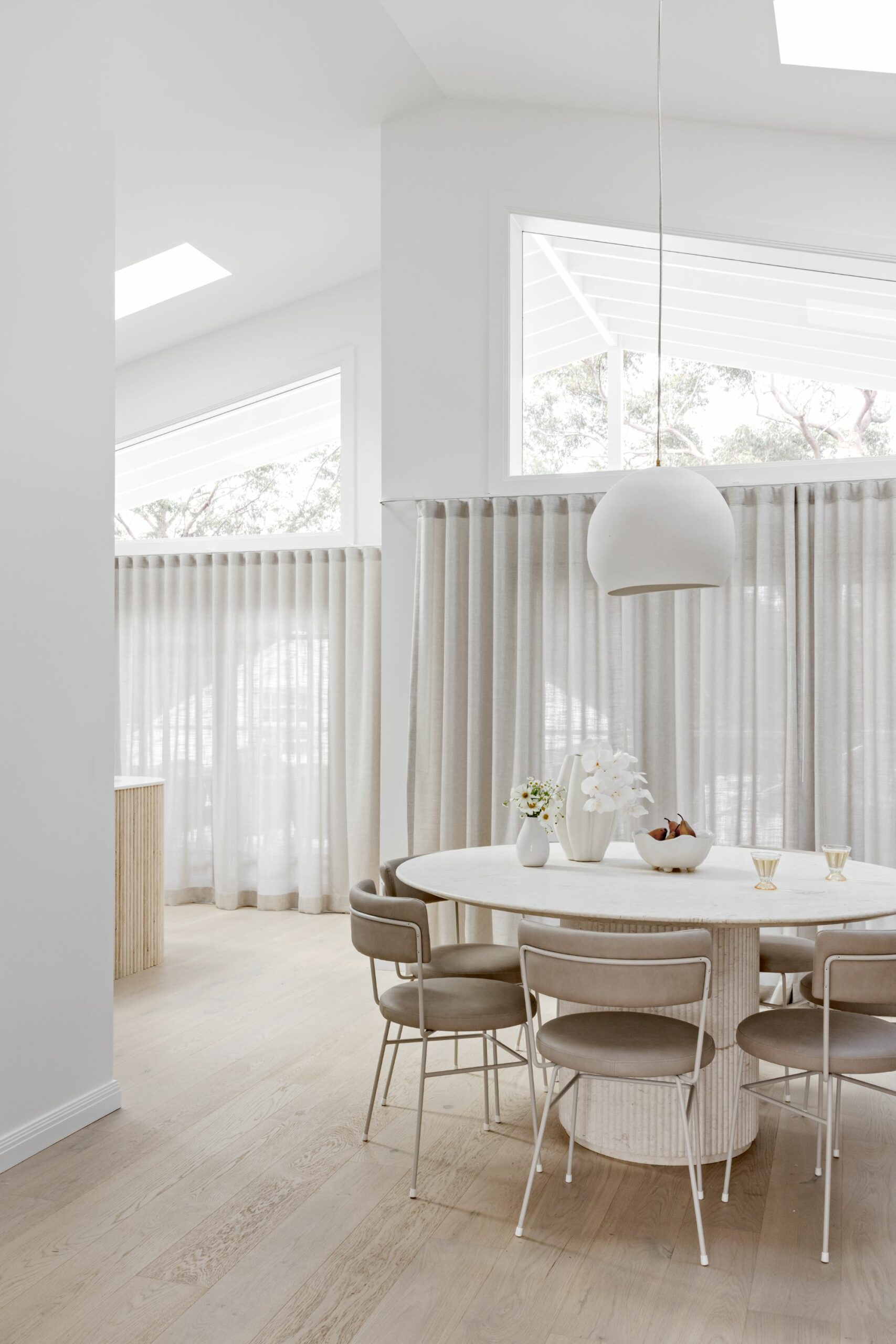 salle à manger beige et blanche décoration design