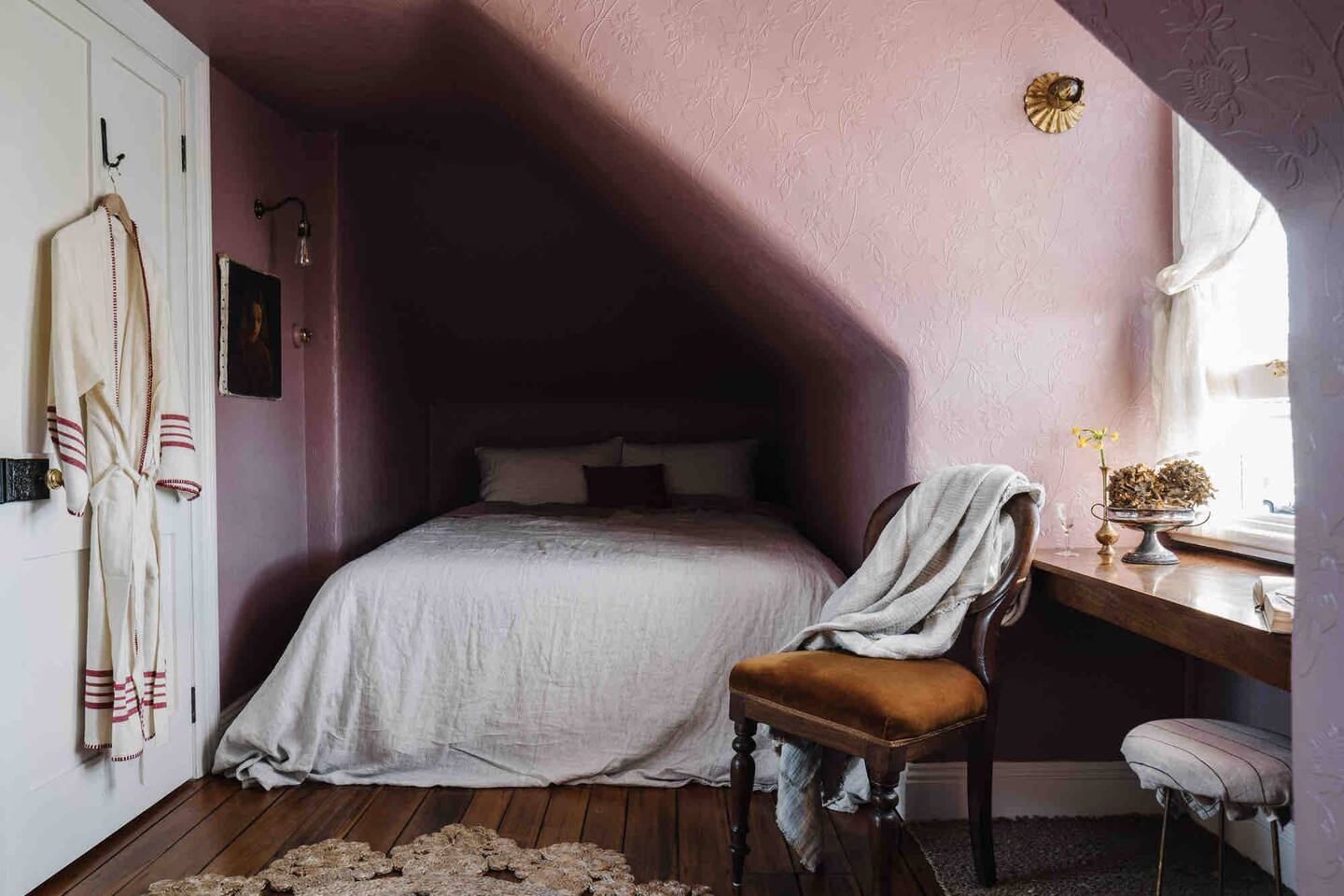 chambre mansardée rose décoration vintage
