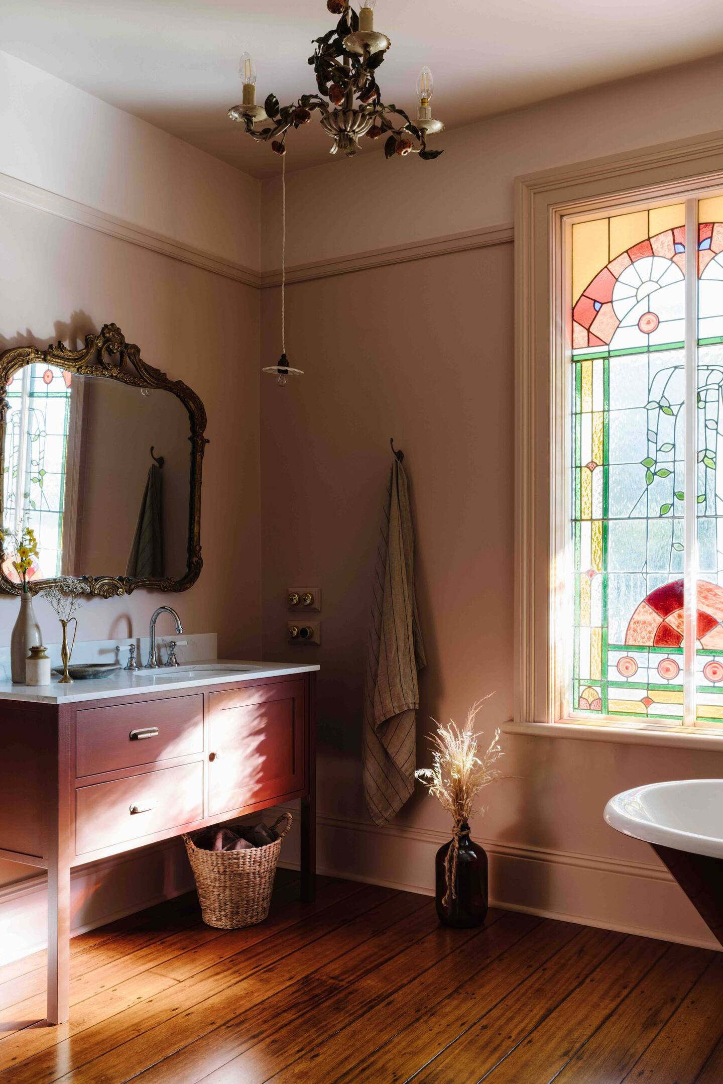 salle de bain avec vitrail
