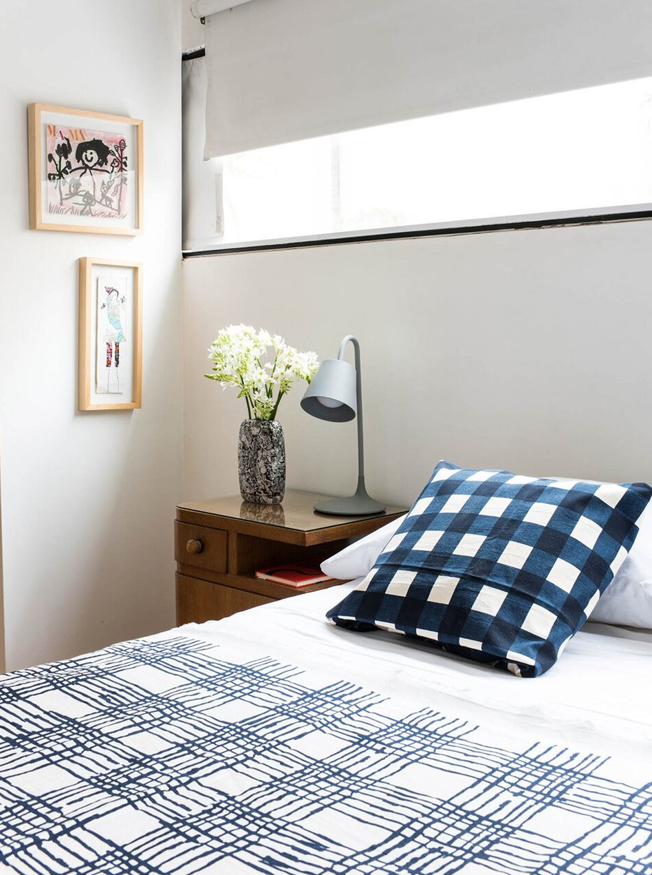 chambre blanche et bleue