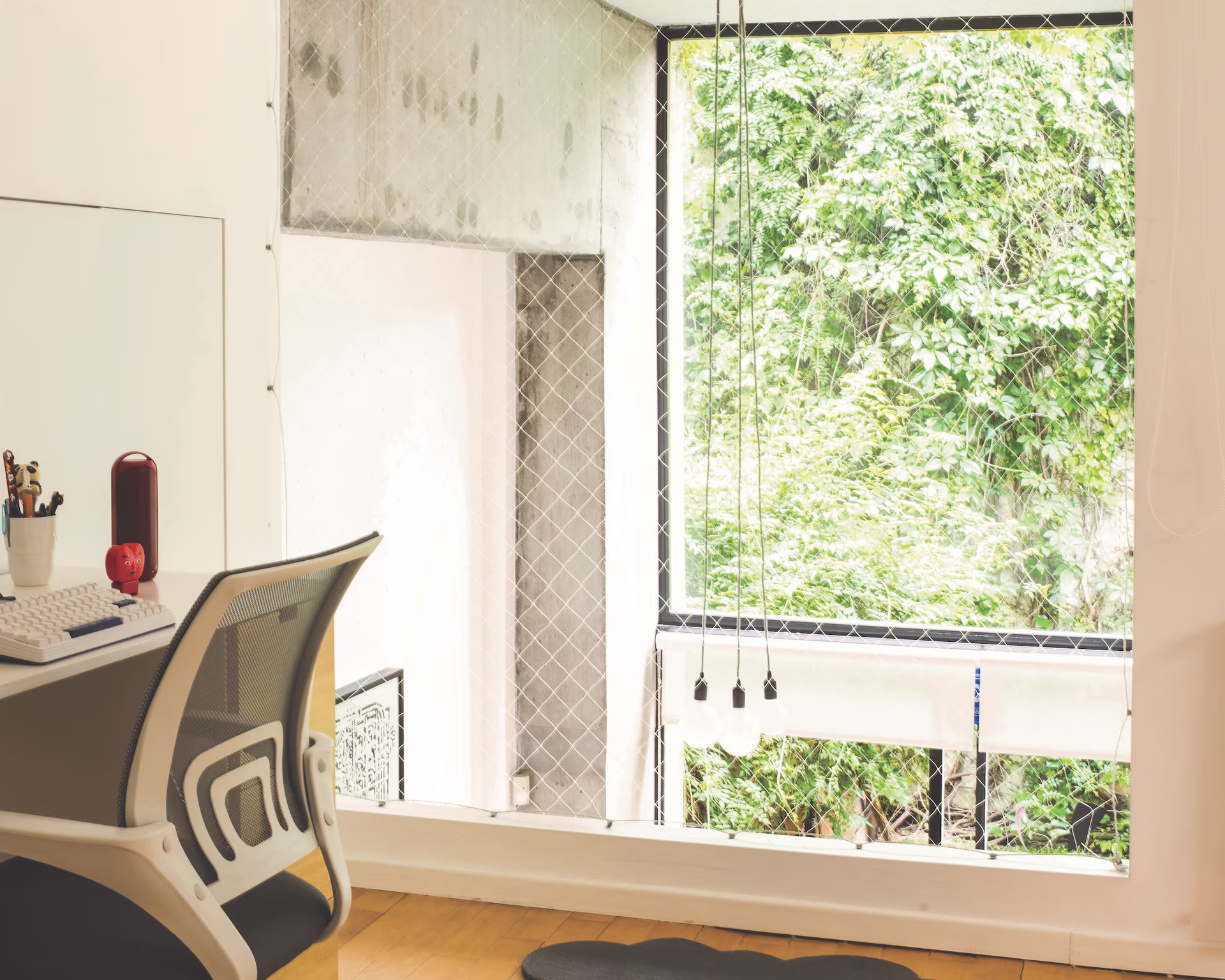 bureau avec garde-corps filet