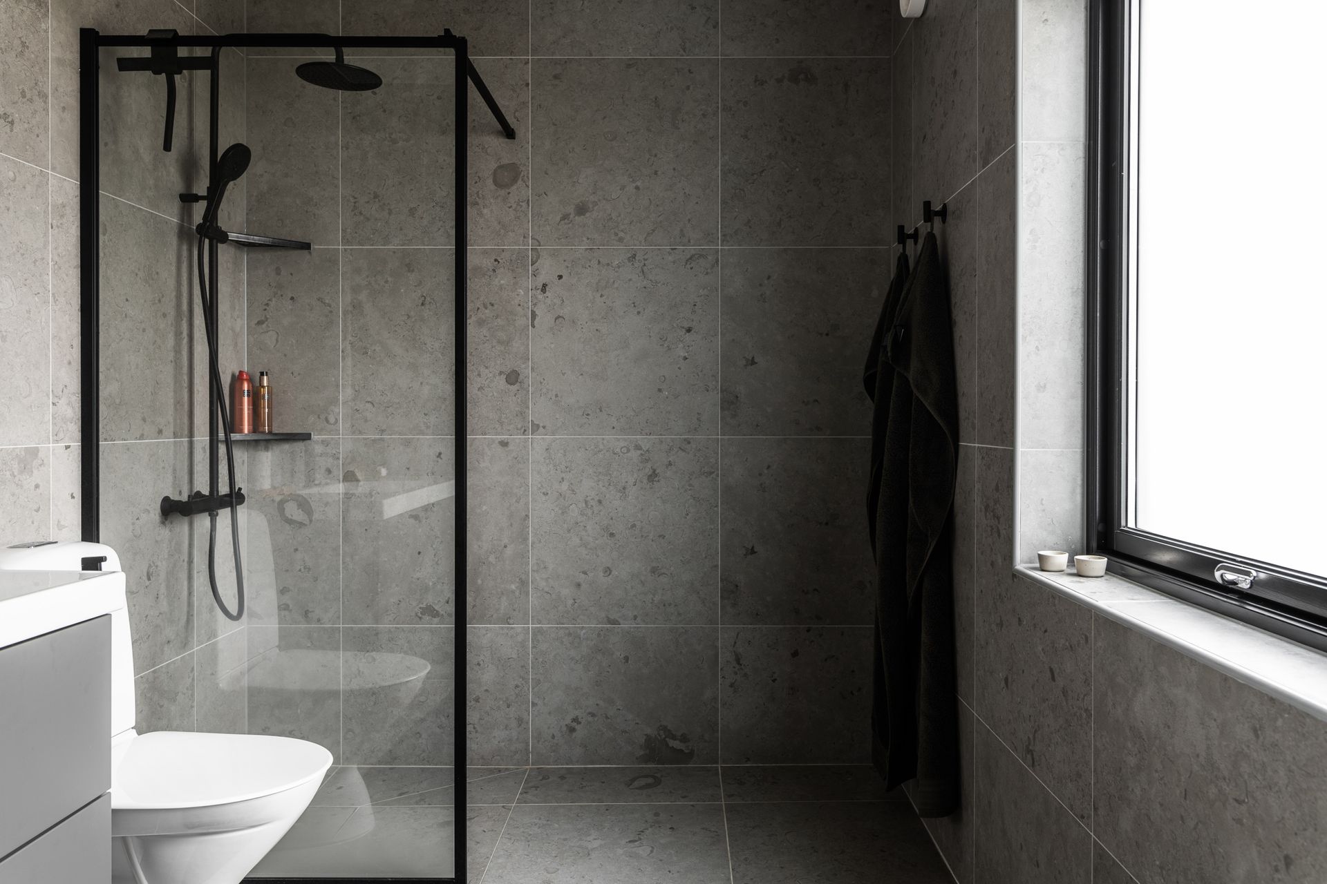 salle de bain grise décoration design