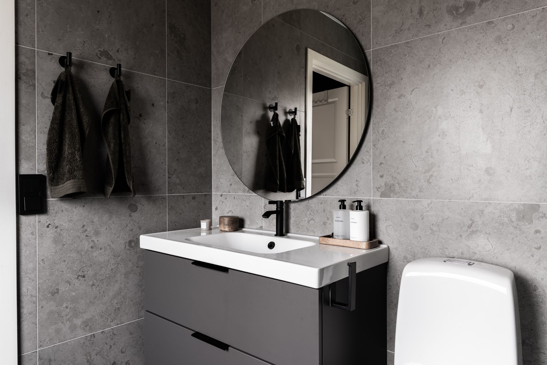 salle de bain grise décoration design