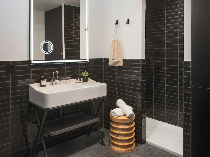 salle de bain design noire