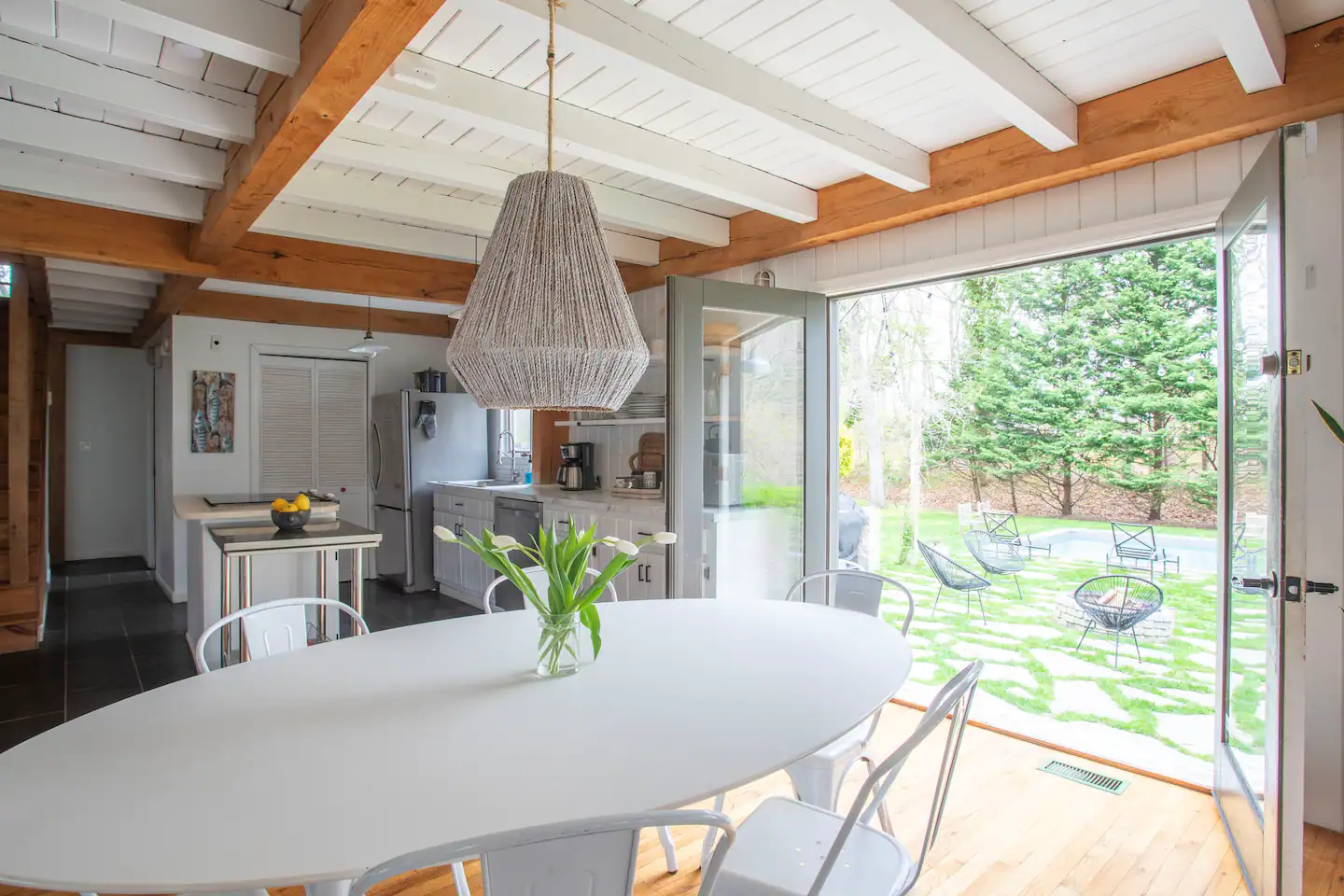 salle à manger avec poutres