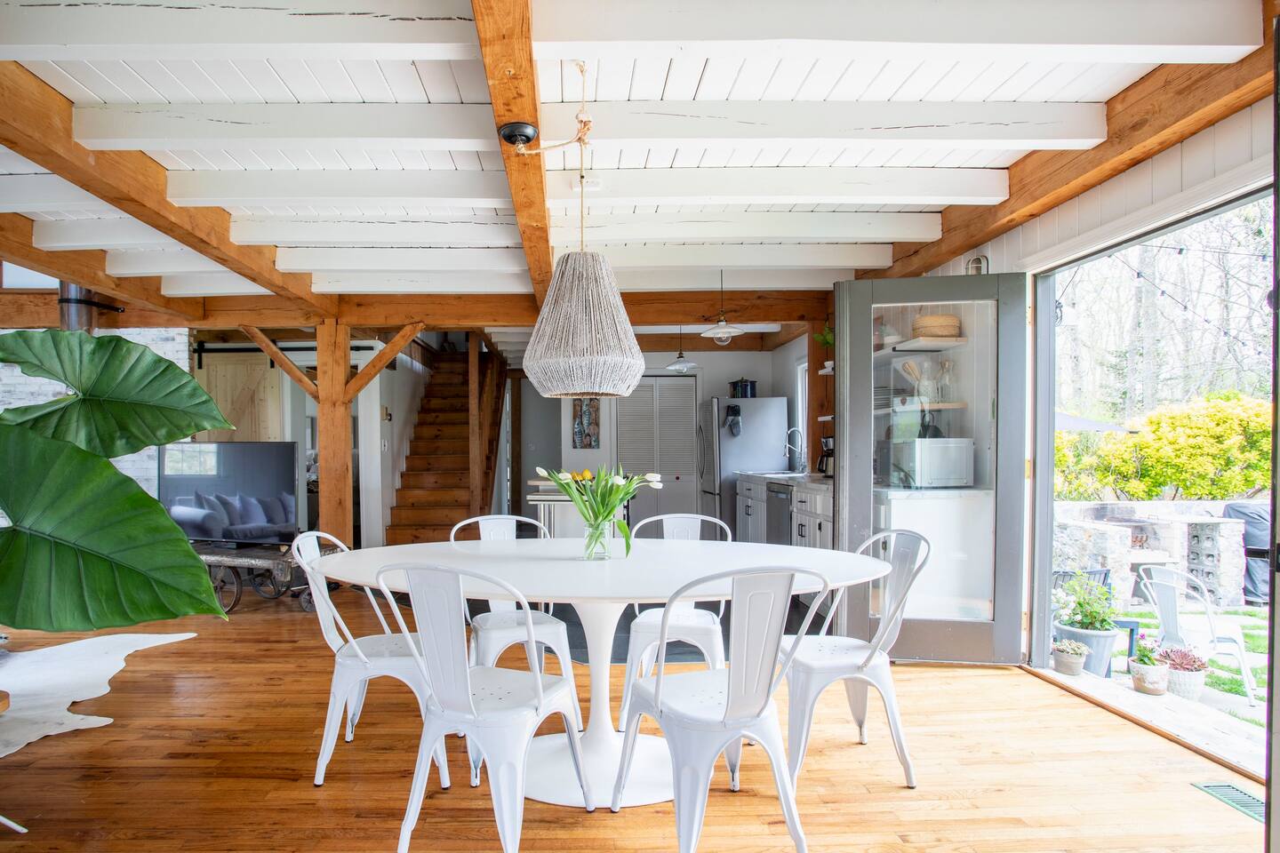 salle à manger avec poutres