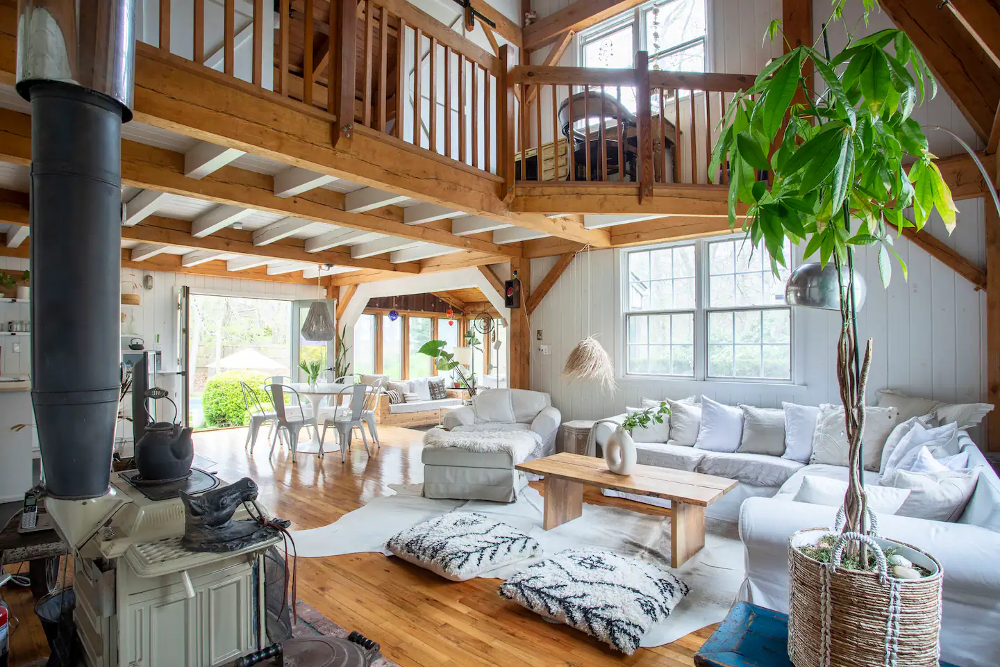 salon avec mezzanine bois décoration rustique chic