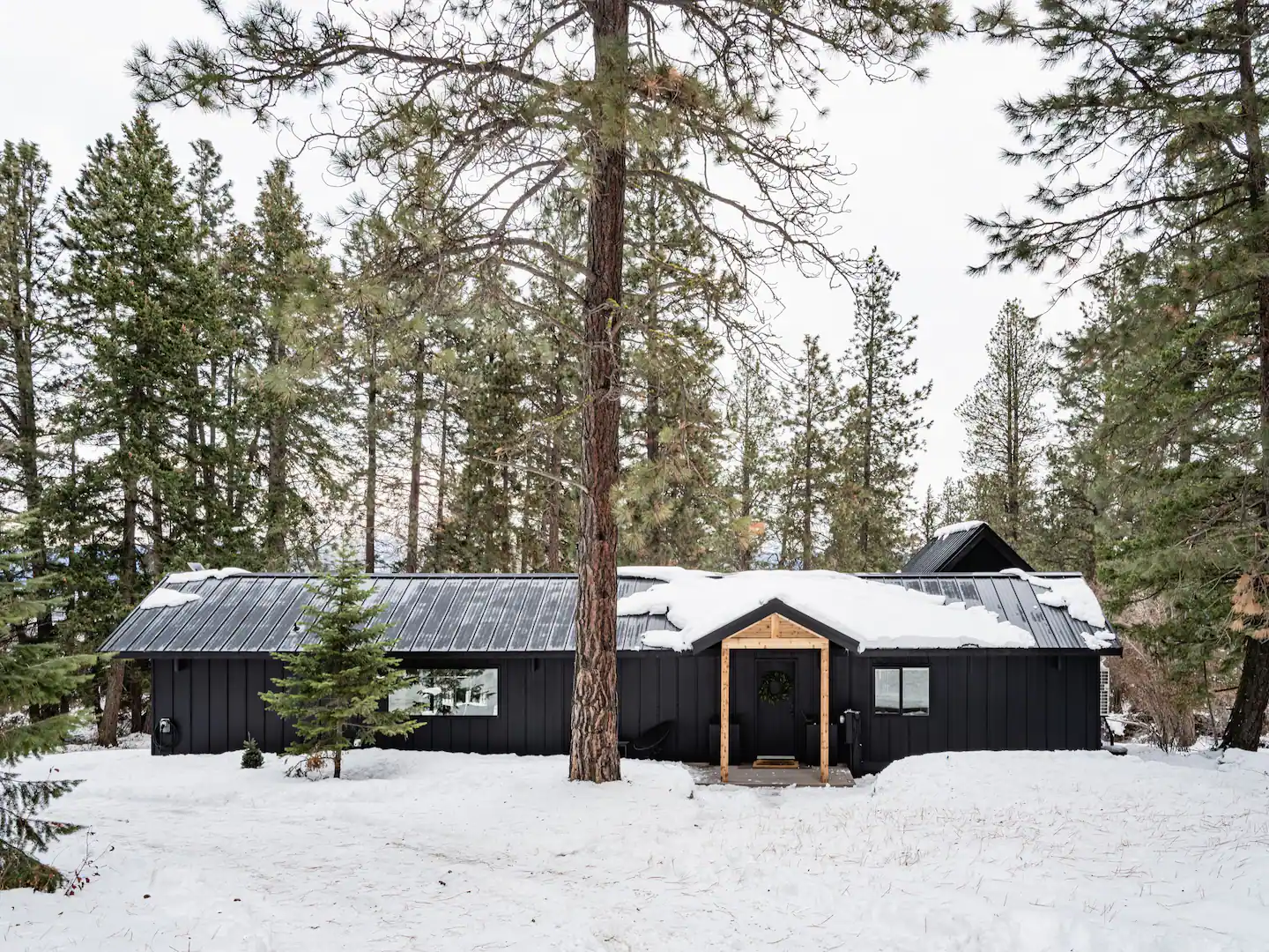 maison contemporaine noire dans la neige