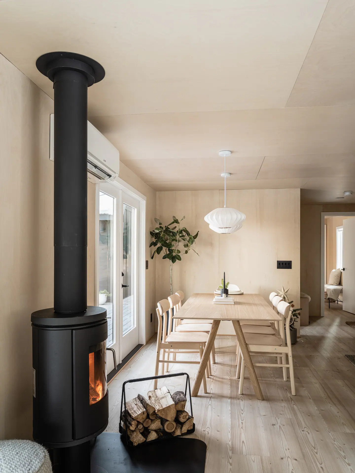 salon avec poêle maison en bois décoration design