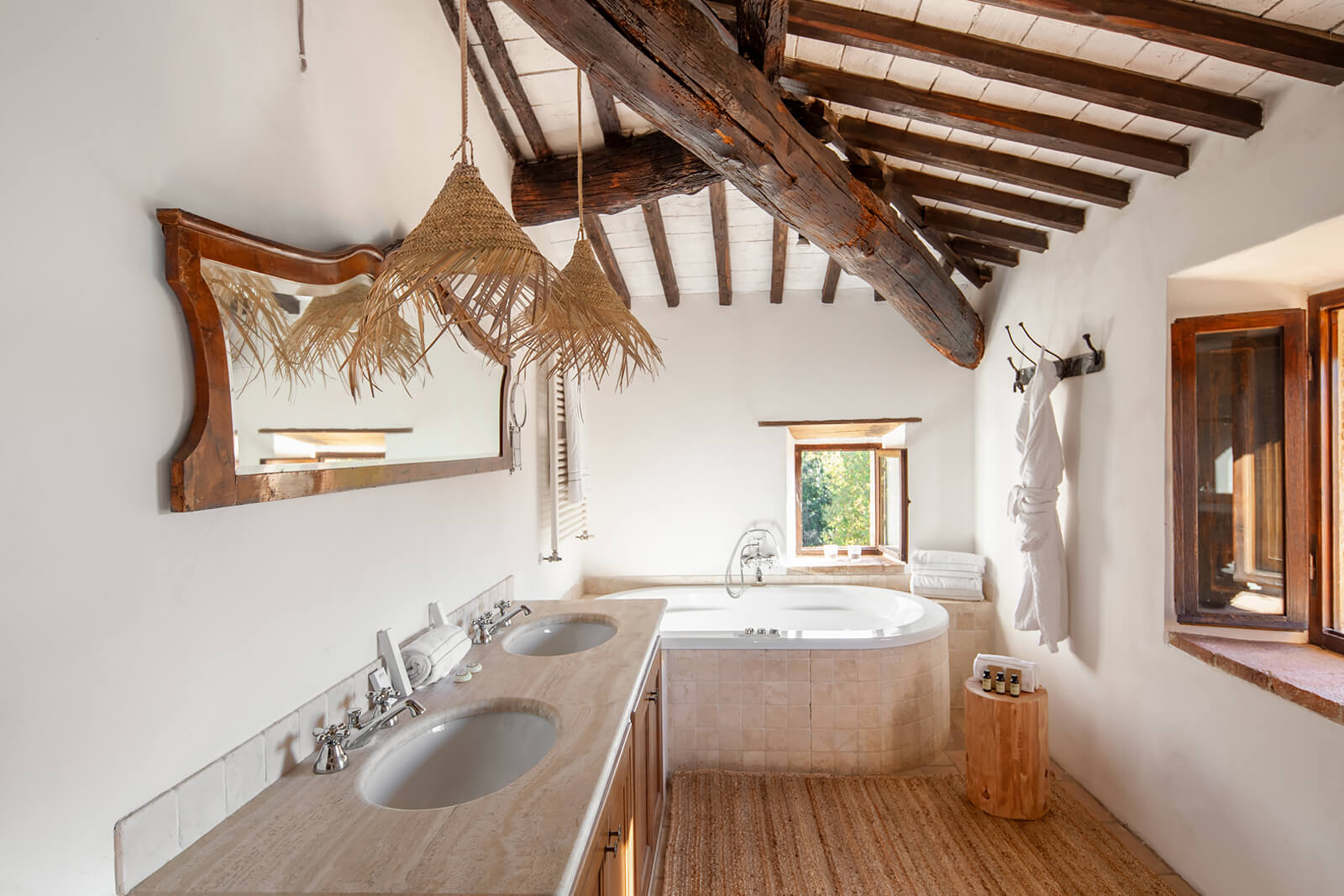 salle de bain rustique chic avec poutres maison Toscane salle de bain rustique chic avec poutres maison Toscane