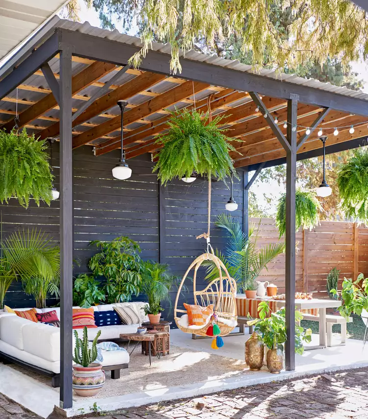 salon extérieur avec pergola dans le jardin
