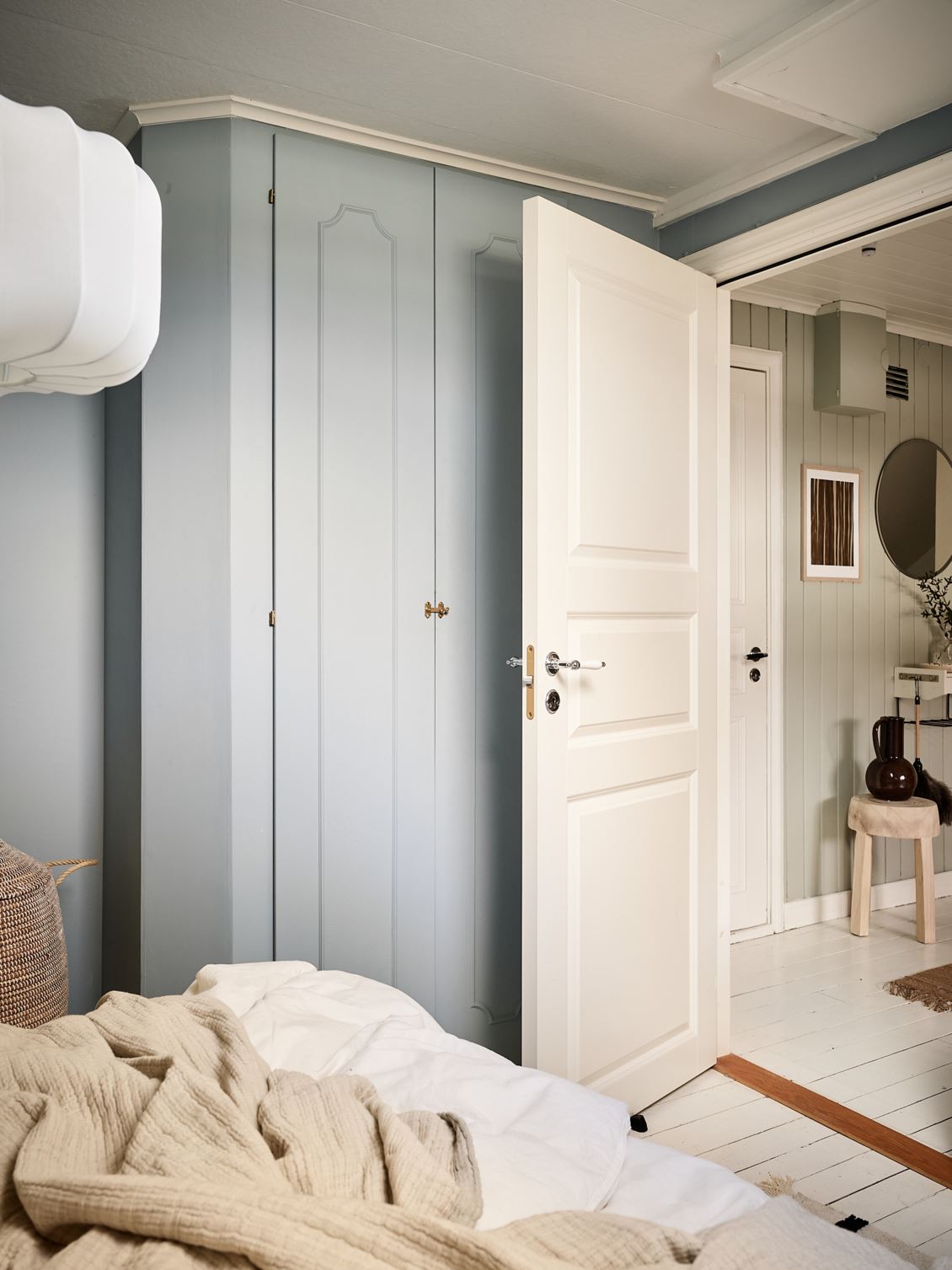chambre mur bleu avec placard