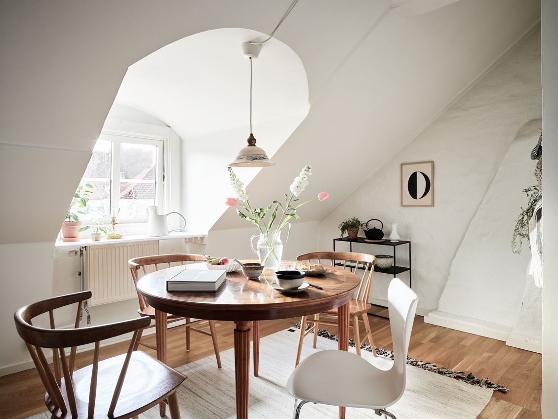 salle à manger mansardée décoration scandinave