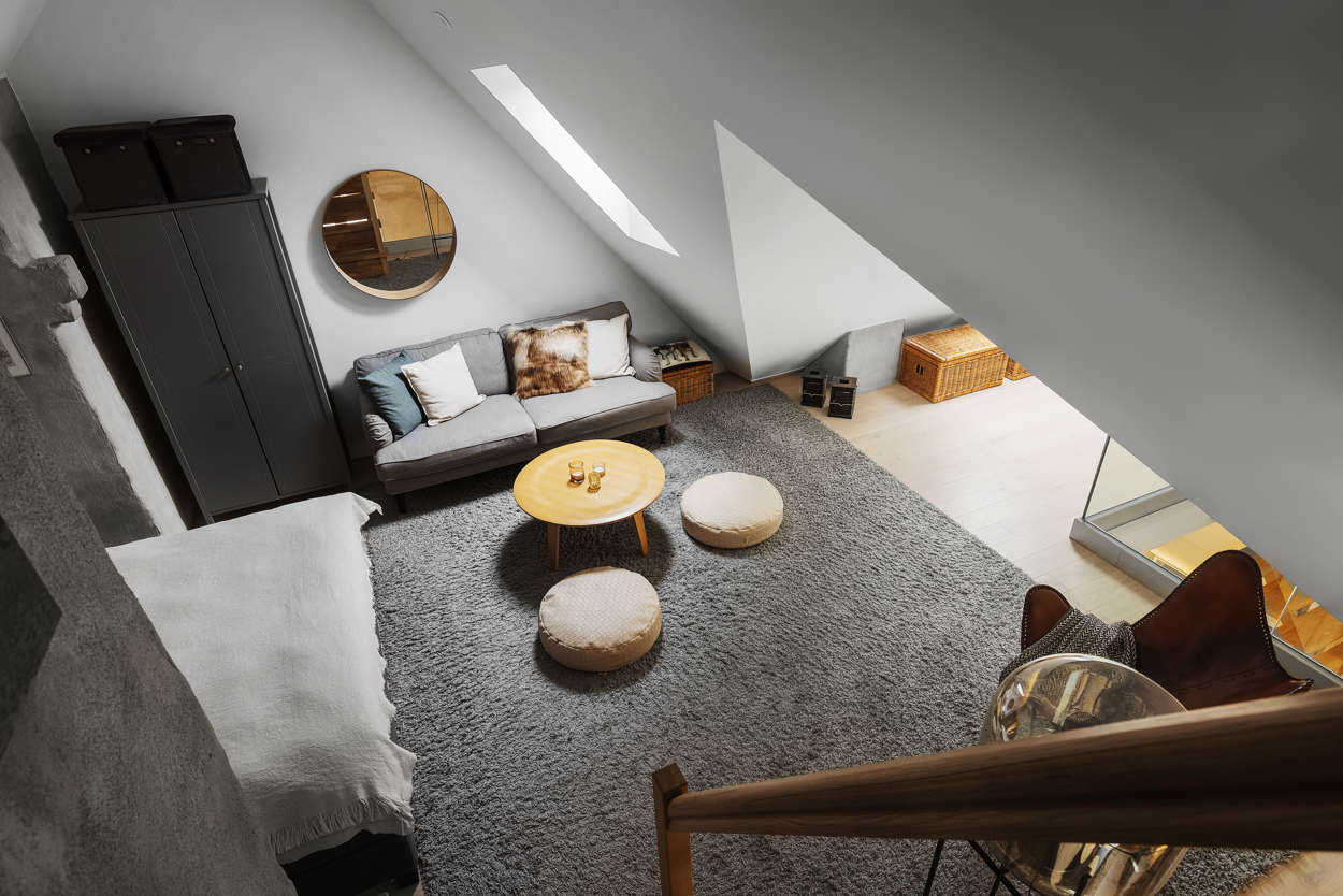 chambre mansardée avec escalier