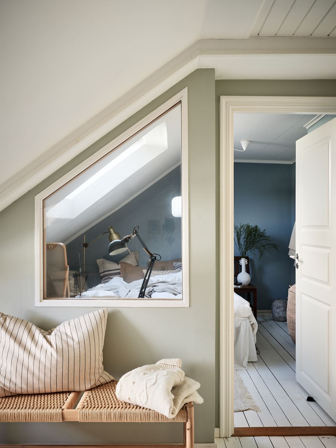 chambre mansardée mur bleu