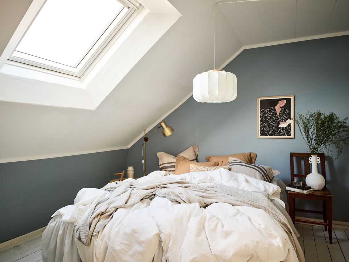 chambre mansardée mur bleu décoration scandinave