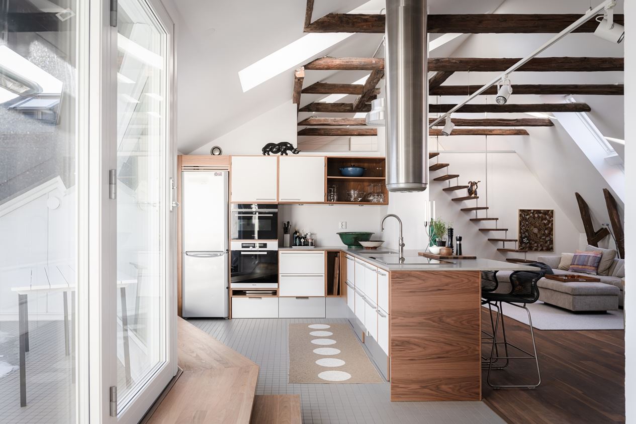 cuisine ouverte appartement sous les toits avec poutres décoration design cuisine ouverte appartement sous les toits avec poutres décoration design