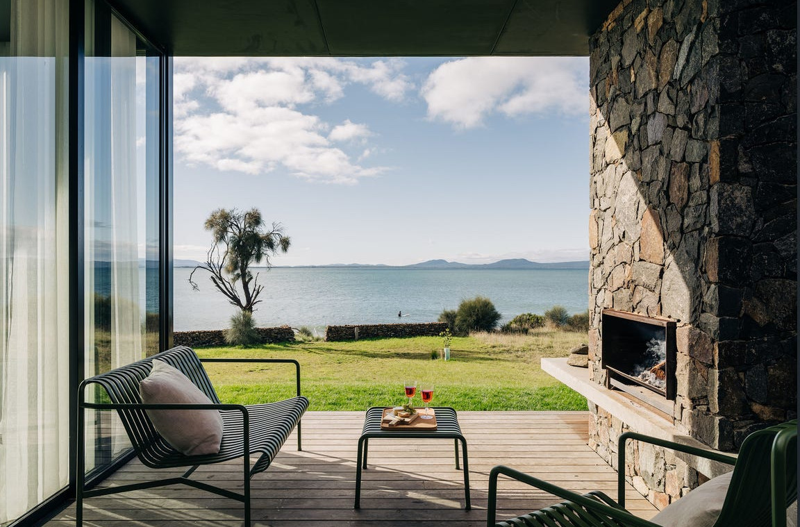 terrasse en bois avec cheminée extérieure