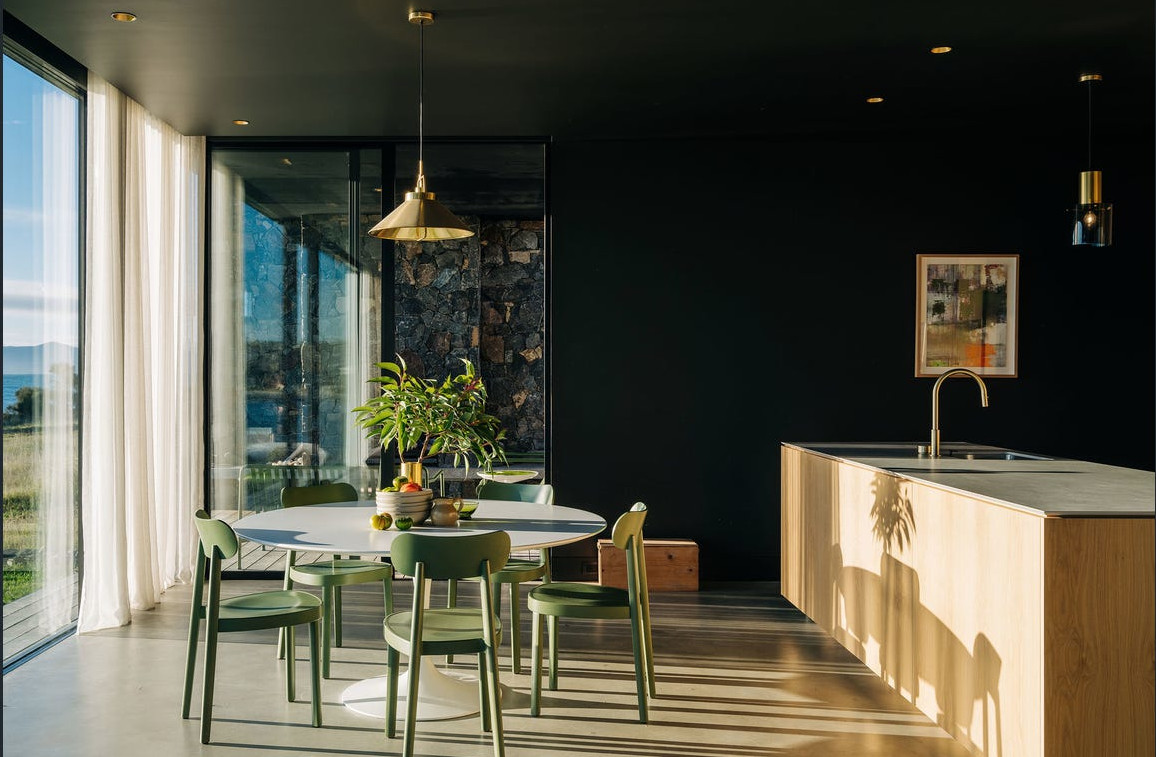 salle à manger avec cuisine ouverte décoration contemporaine
