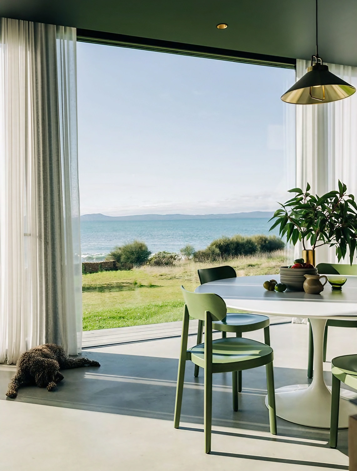 salle à manger avec baie vitrée