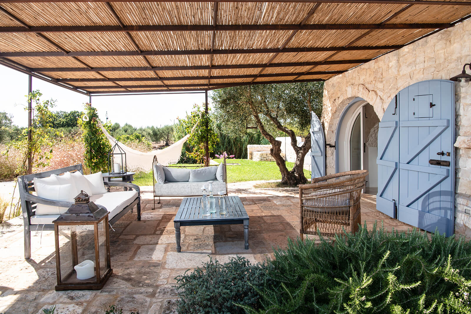 terrasse avec pergola acier et canisses trullo Tenuta Morgana