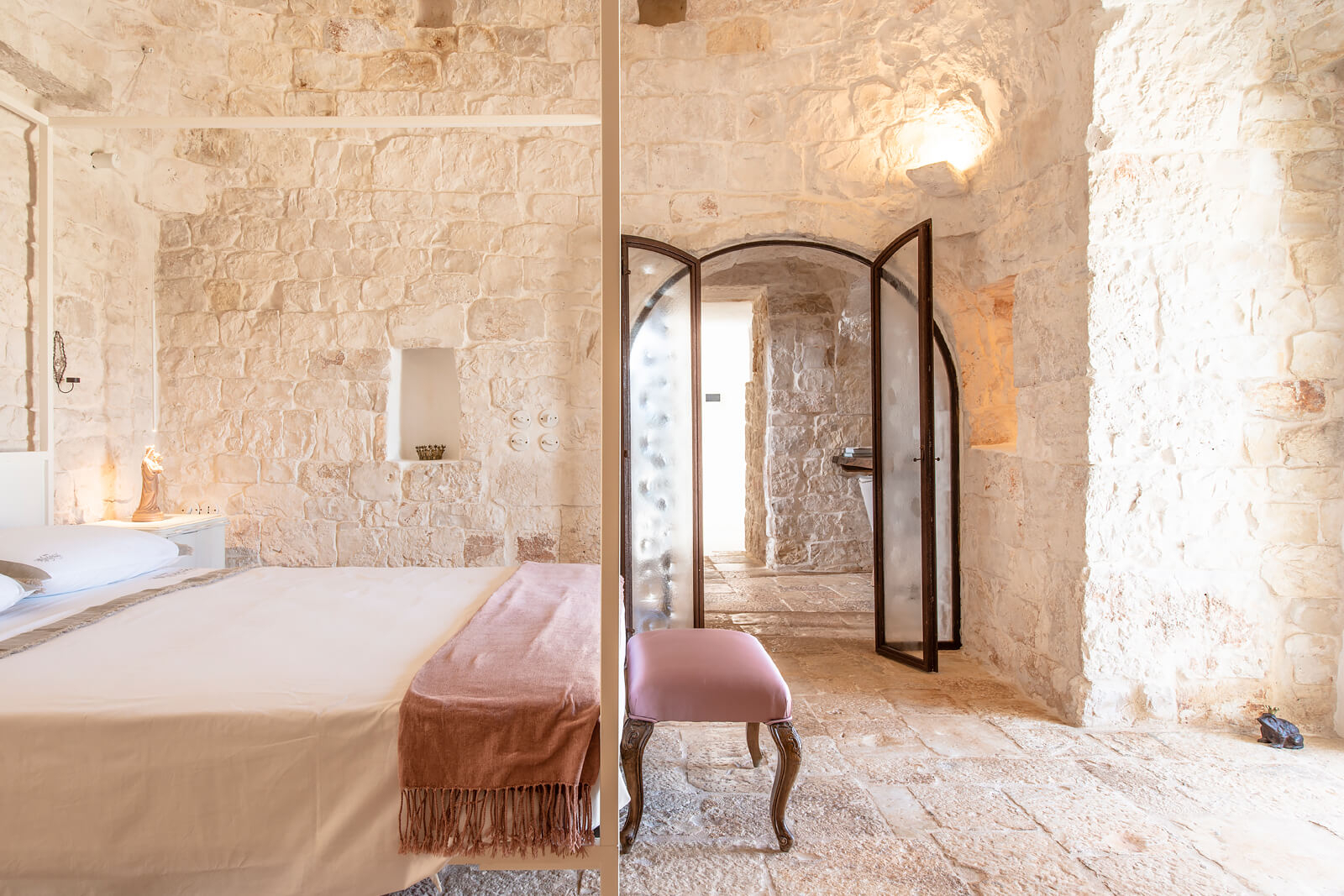 chambre avec lit à baldaquin maison Pouilles trullo Tenuta Morgana