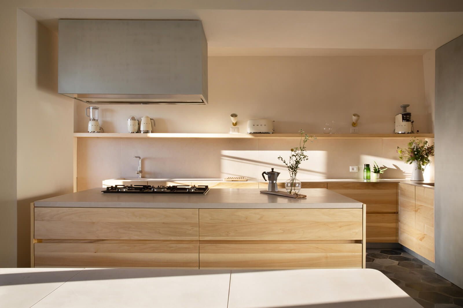 cuisine design bois hotte béton