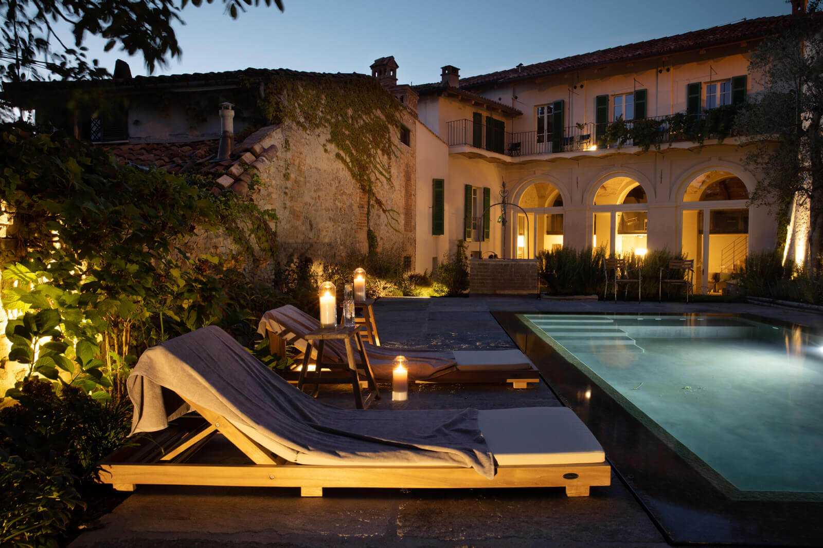 maison rénovée avec piscine vue nuit