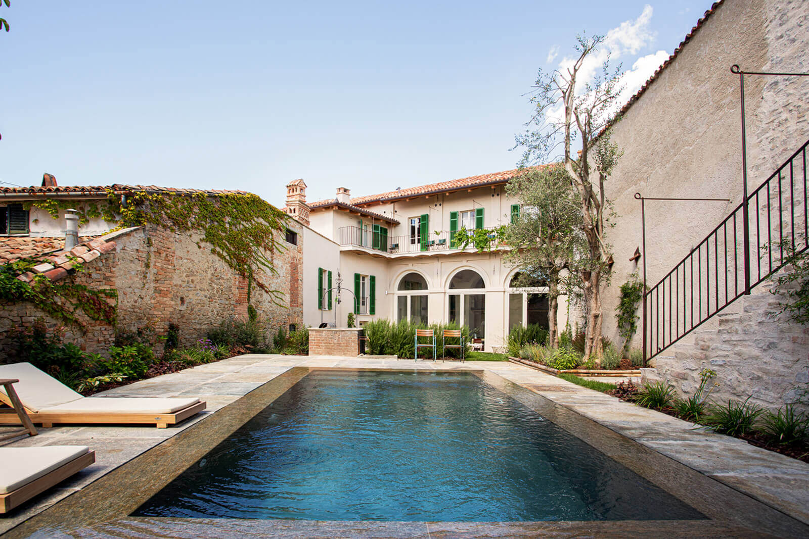 maison rénovée ancienne avec piscine