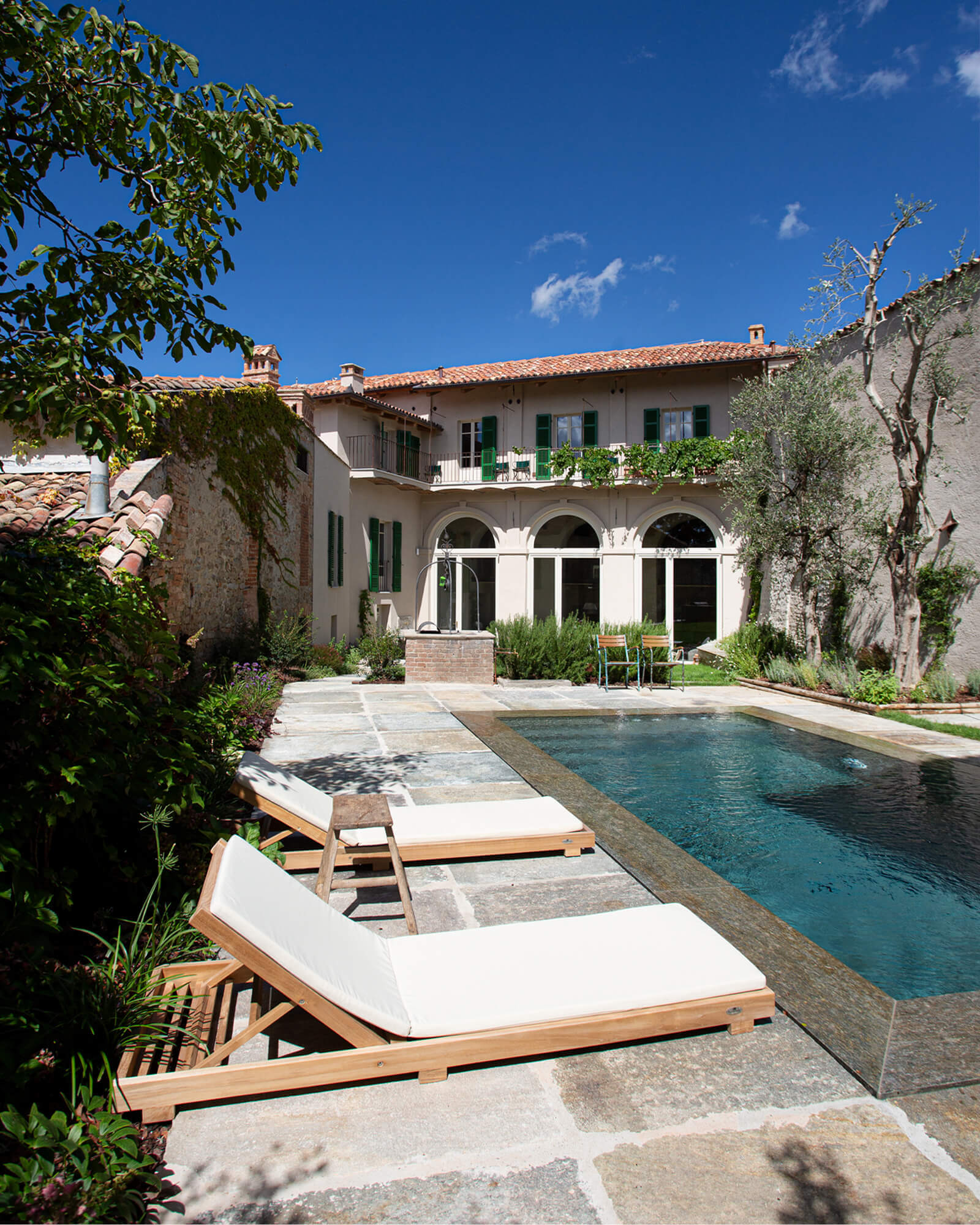maison rénovée ancienne avec piscine