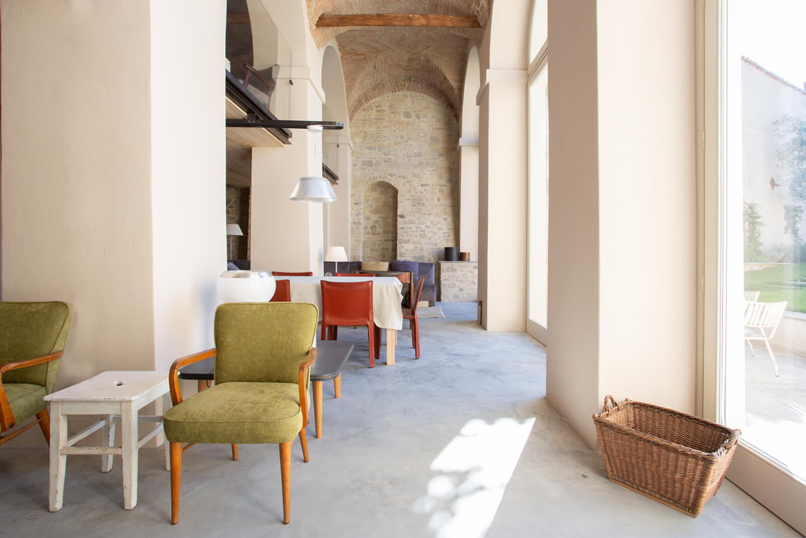 salon avec mur en pierres maison rénovée