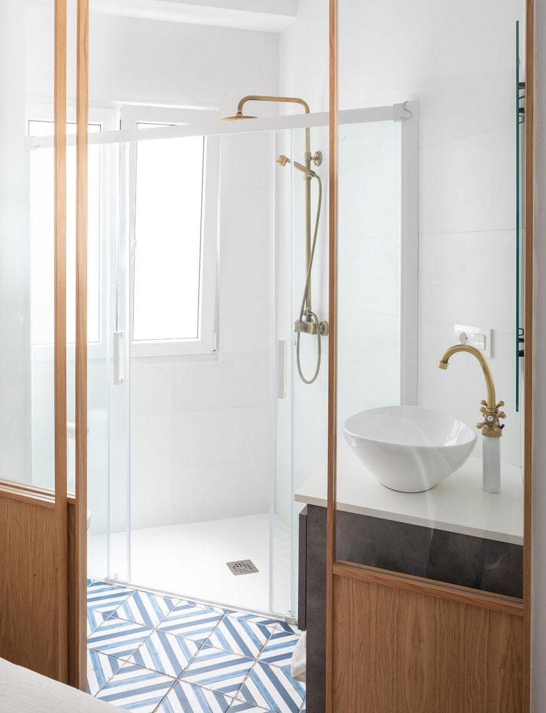 salle de bain avec verrière