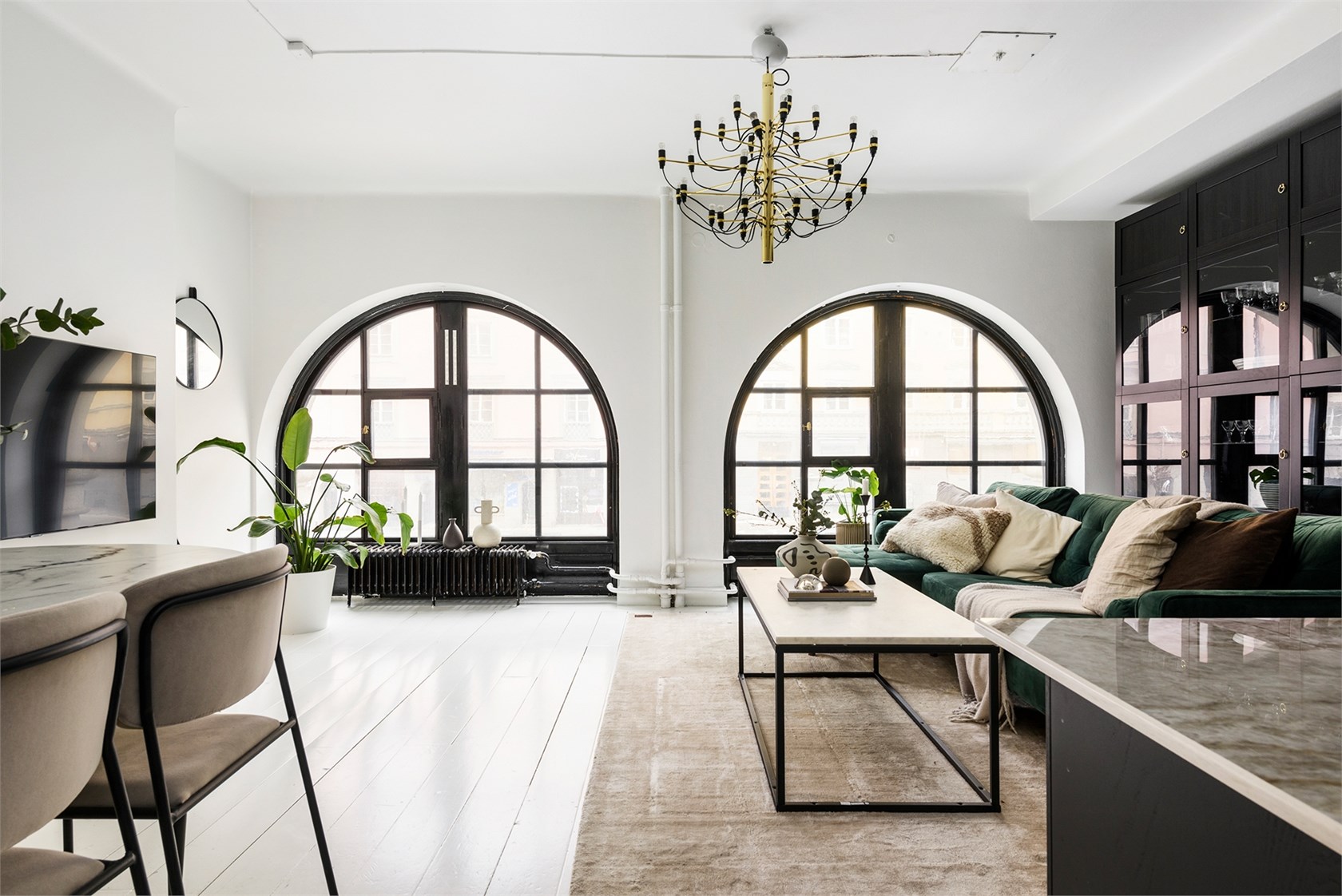 salon avec fenêtres en arche décoration scandinave