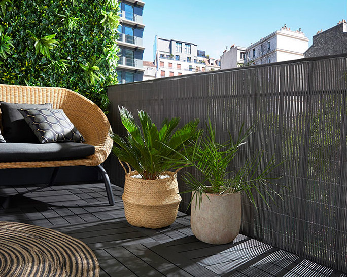 balcon aménagé avec mur végétal