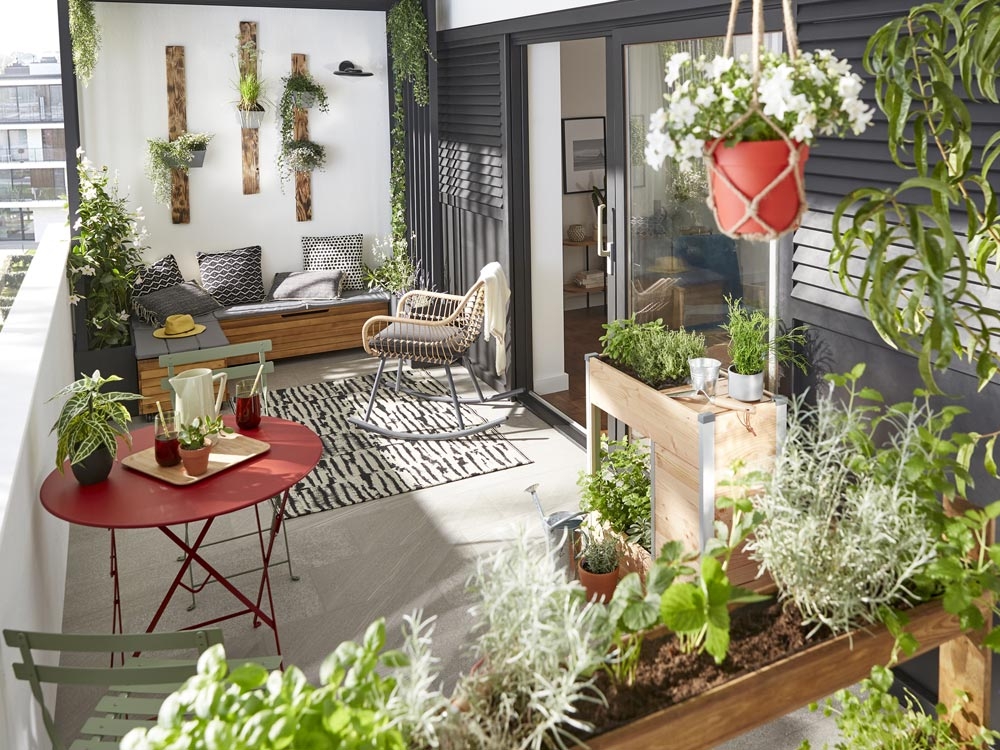 balcon aménagé avec plantes