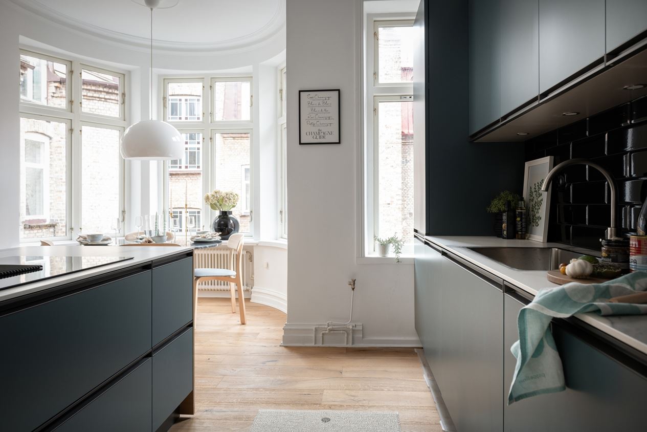 cuisine ouverte bleue avec îlot