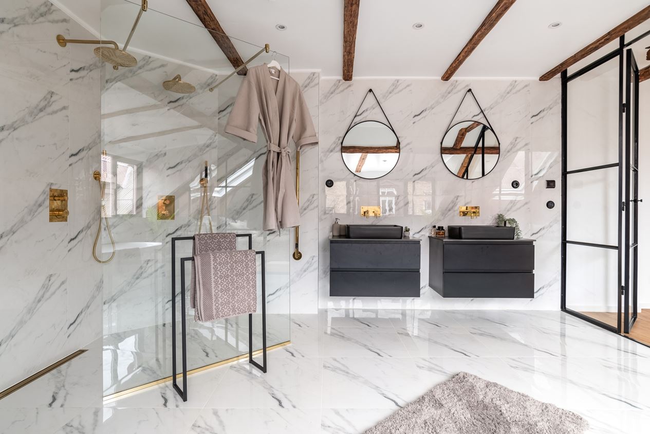 salle de bain marbre blanc
