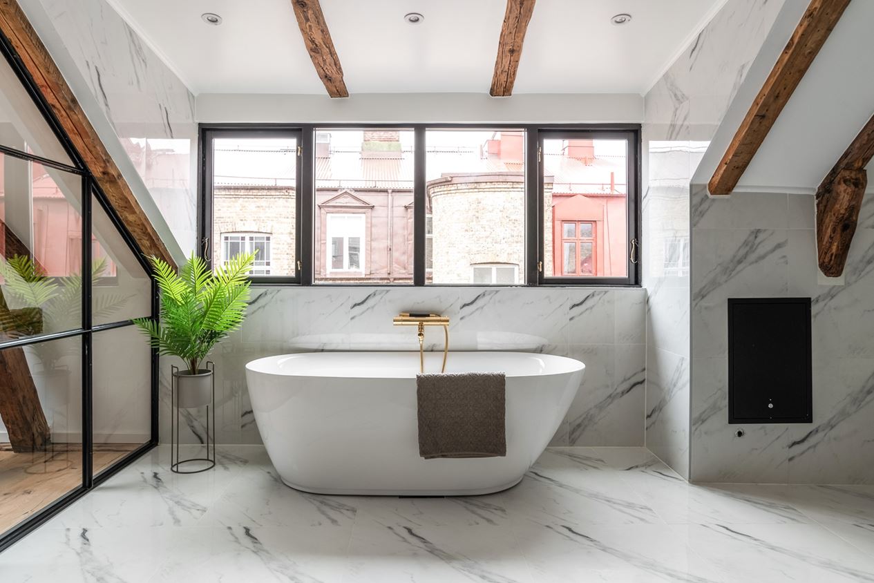 salle de bain marbre blanc et poutres
