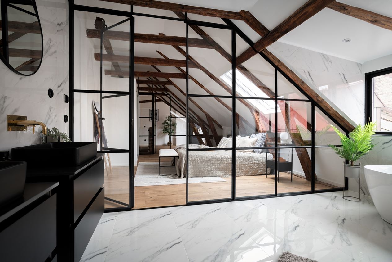 chambre avec verrière décoration contemporaine et salle de bain