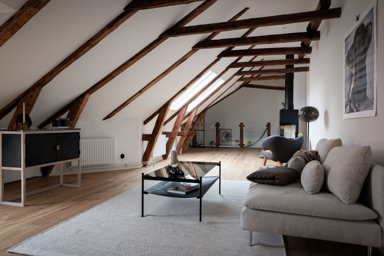 salon mansardé avec poutres