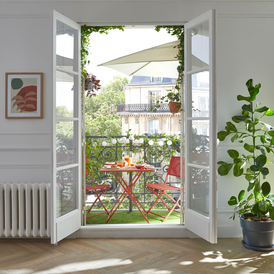 balcon aménagé filant avec fausse pelouse synthétique