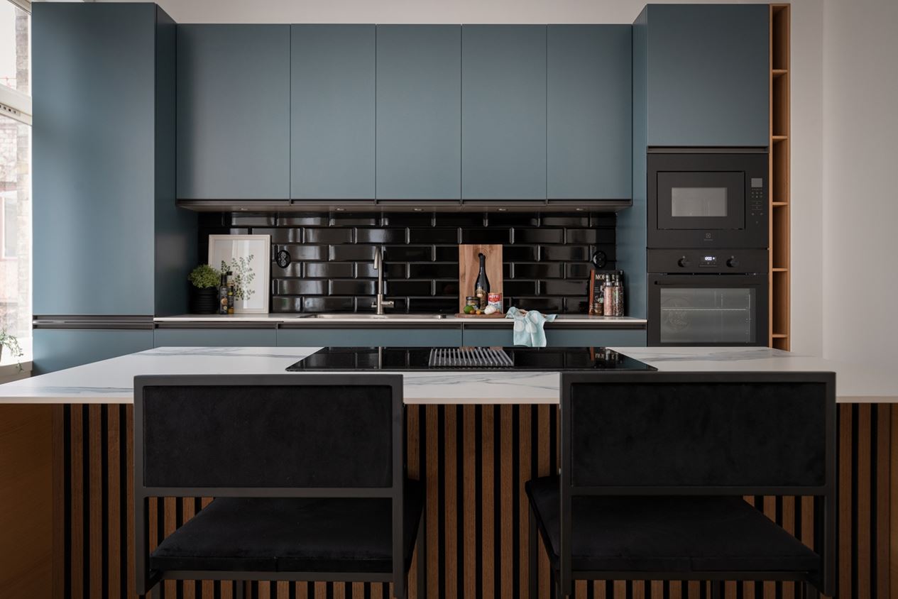 cuisine ouverte bleue avec îlot bois